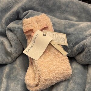 NEW-Barefoot Dreams Cozy Cream Lounge Socks